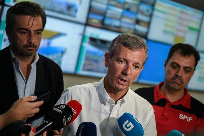 El presidente de la Xunta, Alfonso Rueda, atiende a los medios de comunicación tras visitar el Centro de Coordinación de Incendios en Santiago de Compostela.
