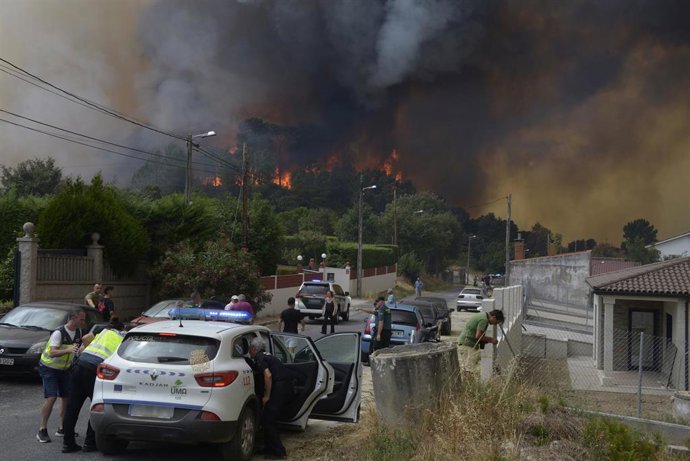 Varios servicios de emergencia trabajan en la extinción del fuego, a 12 de agosto de 2025, en Seixalbo, Ourense, Galicia (España).