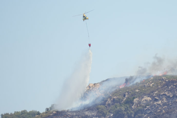 Medios aéreos trabajan en la zona quemada del fuego de Tarifa. A12 de agosto de 2025. en Tarifa, Cádiz (Andalucía, España).