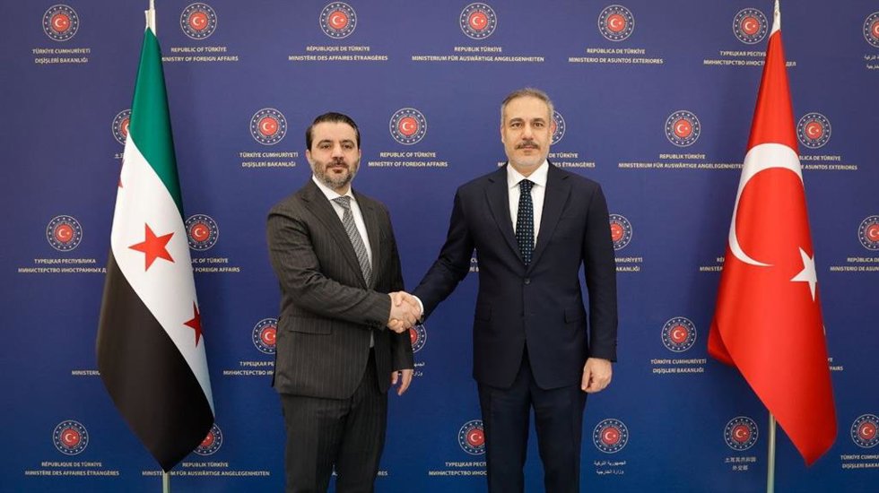 Archivo - El ministro de Exteriores de Turquía, Hakan Fidan, y su homólogo sirio, Asaad al Shaibani