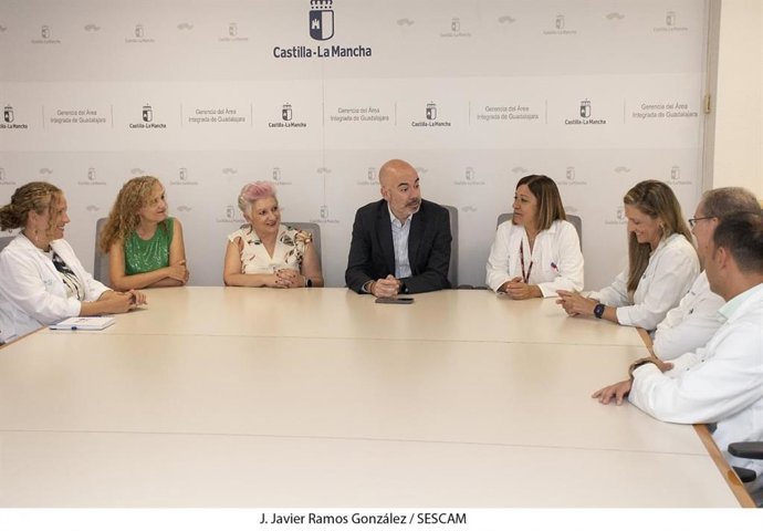 El director general de Recursos Humanos y Transformación del SESCAM, Íñigo Cortázar, quien se ha reunido con la propia Olga Mediano, con la directora gerente del Área Integrada de Guadalajara, Elena Martín Ruiz.