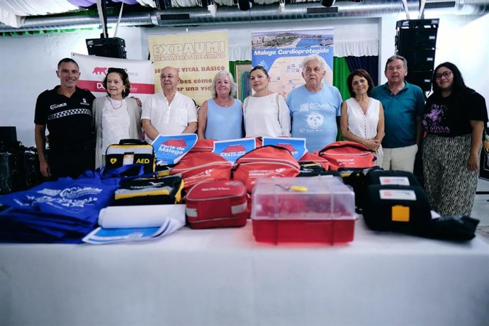 La concejala delegada de Servicios Operativos Playas y Fiestas, Teresa Porras, durante la entrega de desfibriladores