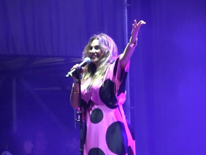 Sylvia Pantoja recuerda a su tío Chiquetete en el escenario