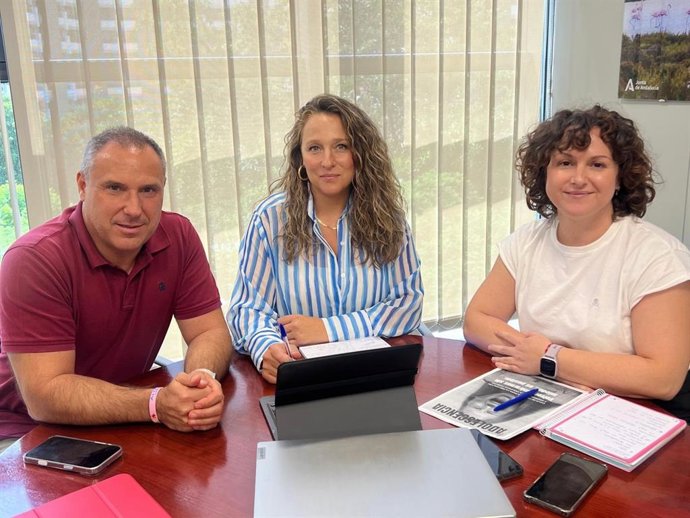La delegada de Justicia, Administración Local y Función Pública de la Junta en Almería, Rebeca Gómez, durante una reunión de trabajo para la puesta en marcha del programa de prevención de la conflictividad juvenil.