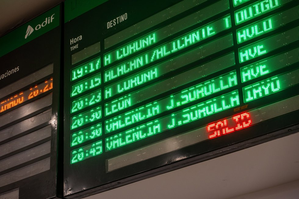 Un cartel informativo, en la Estación de Chamartín Clara Campoamor, a 12 de agosto de 2025, en Madrid (España).
