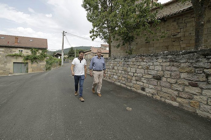 El consejero de Fomento, Roberto Media, visita Valdeprado del Río