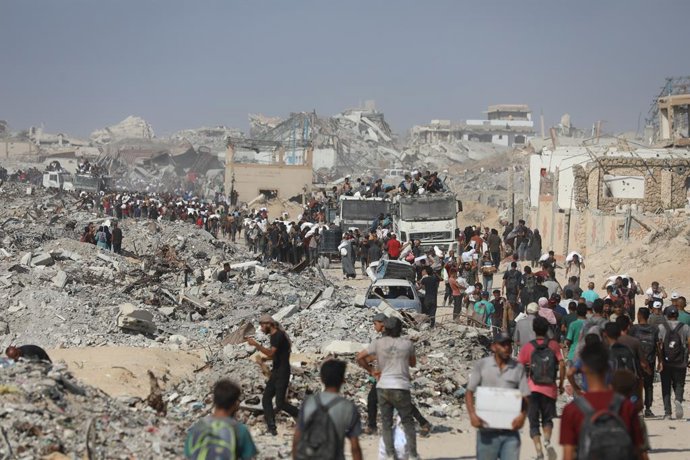 August 2, 2025, Gaza City, Gaza Strip, Palestinian Territory: Palestinians carry aid supplies that entered Gaza through Israel, in Beit Lahia in the northern Gaza Strip, August 02, 2025,Image: 1027450233, License: Rights-managed, Restrictions: , Model Rel