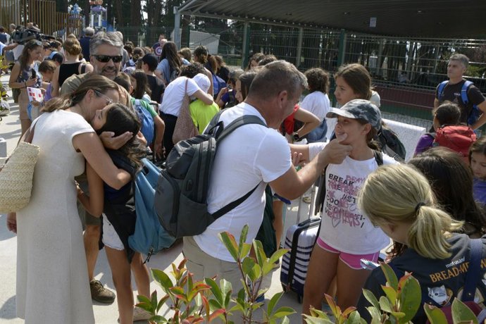Crianças abraçam familiares no parque aquático de Monterrei, em 13 de agosto de 2025, em Monterrei, Ourense, Galícia, Espanha. Mais de 100 crianças de um acampamento de verão administrado pela Xunta de Galicia chegam ao parque aquático de Monterrei depois