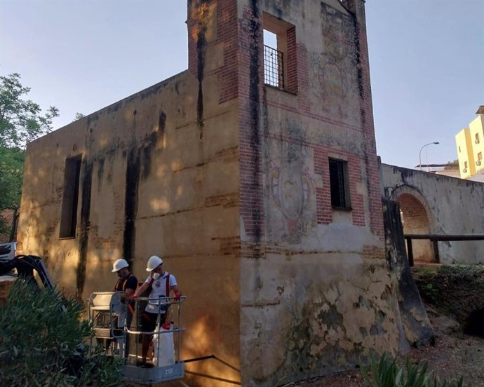 Tareas de limpieza en el molino de La Tapada, en Alcalá de Guadaíra.