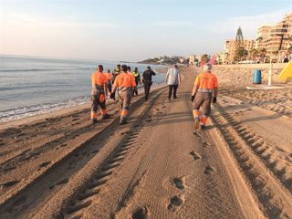 Imagen de la retirada de las sombrillas en Oropesa