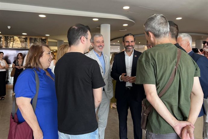 El portavoz del PSOE en el Ayuntamiento de Málaga, Daniel Pérez, junto con el alcalde de Barcelona Jaume Collboni en una imagen de archivo