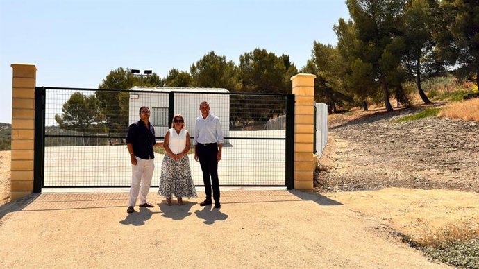 Visita de Juan Latorre al punto de acopio de residuos de la construcción y demolición en Santiago de Calatrava