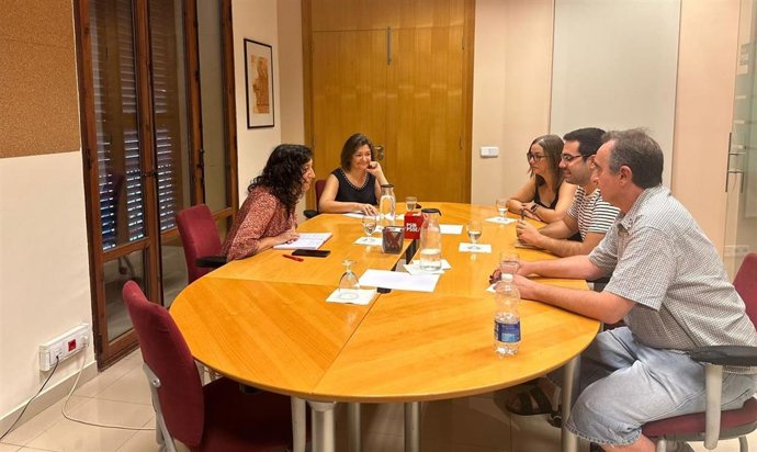 Las diputadas socialistas Amanda Fernández y Mercedes Garrido, reunidas con los representantes de la plataforma de interinos afectados por las adjudicaciones que está en vías de constitución.
