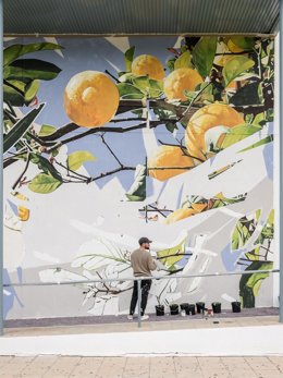 Archivo - Imagen del pintor Alberto Montes, realizando una obra de 13,5 metros de ancho por cinco metros de alto, ubicada en una pared de la Casa de la Cultura, en plena Plaza de Andalucía, en Los Corrales (Sevilla)