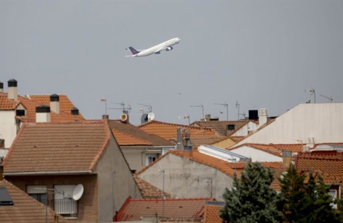 Vista de un avión despegando. 