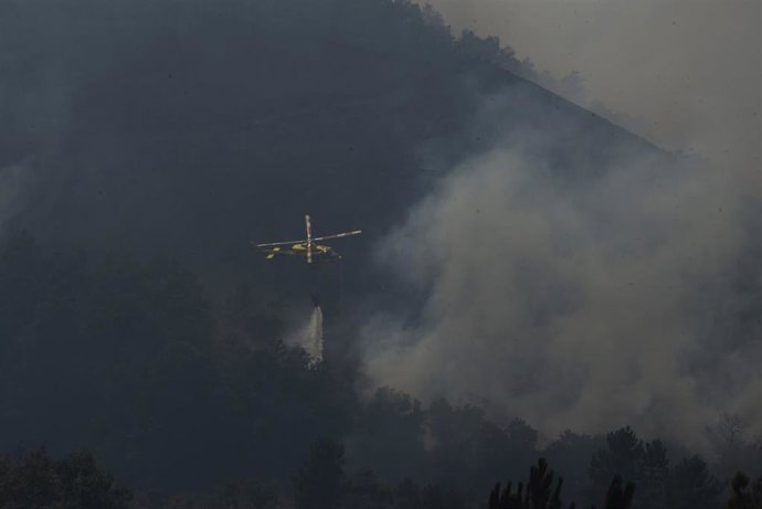 Trabajos de exxtinción a cargo del helicóptero de la BRIF de Laza en la serra de san Mamede, en el fuego por debajo de la aldea de Teixeira (Maceda), a 10 de agosto de 2025, en Maceda, Ourense, Galicia (España). Un incendio en Maceda (Ourense), parroquia 