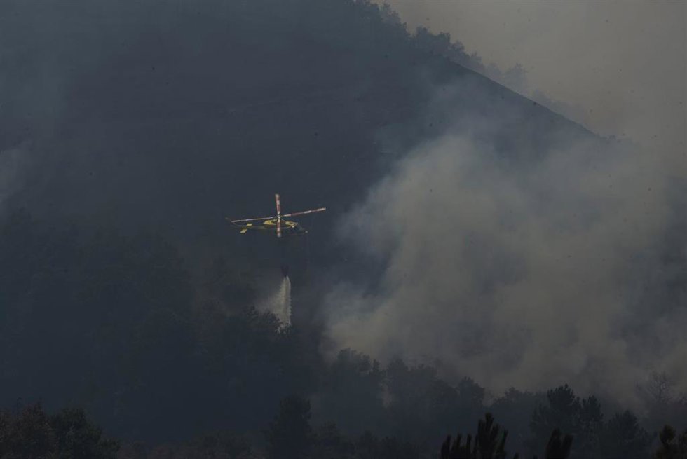 Trabajos de exxtinción a cargo del helicóptero de la BRIF de Laza en la serra de san Mamede, en el fuego por debajo de la aldea de Teixeira (Maceda), a 10 de agosto de 2025, en Maceda, Ourense, Galicia (España). Un incendio en Maceda (Ourense), parroqui