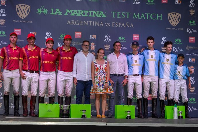 La selección argentina y el equipo nacional de España junto a Adrián Simonetti, CEO de La Martina, y Richard Willmott