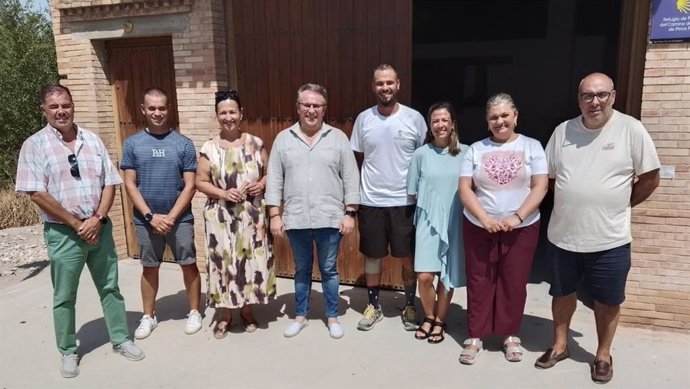 Imagen del alcalde de Pinos Puente, Enrique Medina, y el equipo de gobierno municipal, junto a Jorge Mora, que inicia el proyecto AlpargatasSOS.