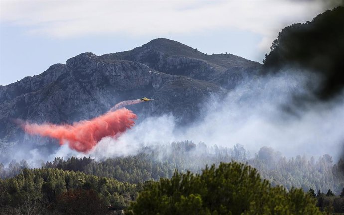 Archivo - Helicópteros de los bomberos trabajan en labores de extinción del incendio forestal que comenzó en Simat, a 13 de septiembre de 2024, en Barcheta, Valencia, Comunidad Valenciana (España). 