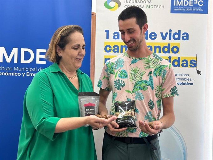 Blanca Torrent y Javier San Martín muetran algunos productos de la empresa DeBellota.