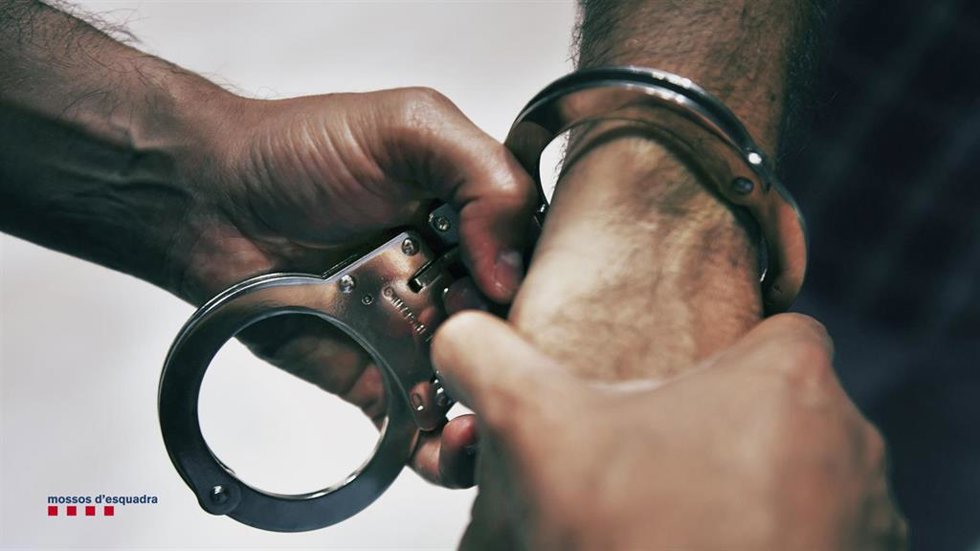 Archivo - Un agente de Mossos efectúa una detención, en una imagen de archivo