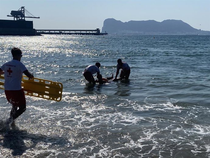 Simulacro del rescate de un ahogado en la playa de Palmones en Los Barrios (Cádiz)