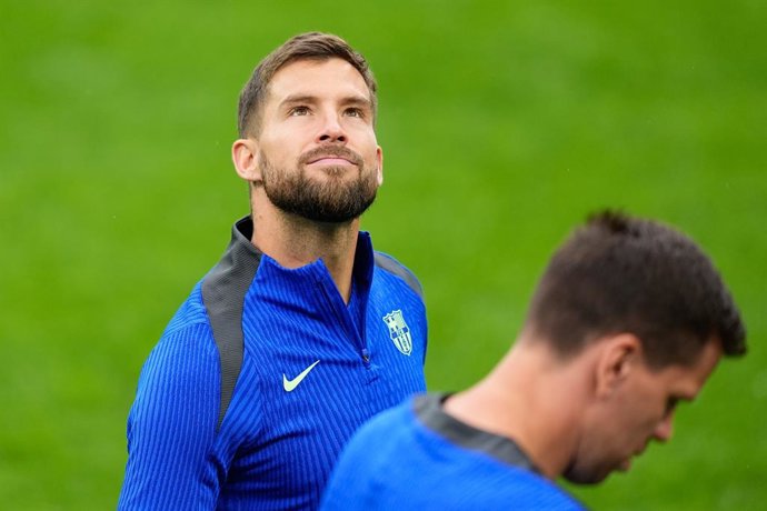 Archivo - Inigo Martinez of FC Barcelona looks on during a training day FC Barcelona ahead of the UEFA Champions League 2024/25 semi final second leg match against FC Internazionale Milano at Stadio Giuseppe Meazza on May 05, 2025 in Milan, Italy.