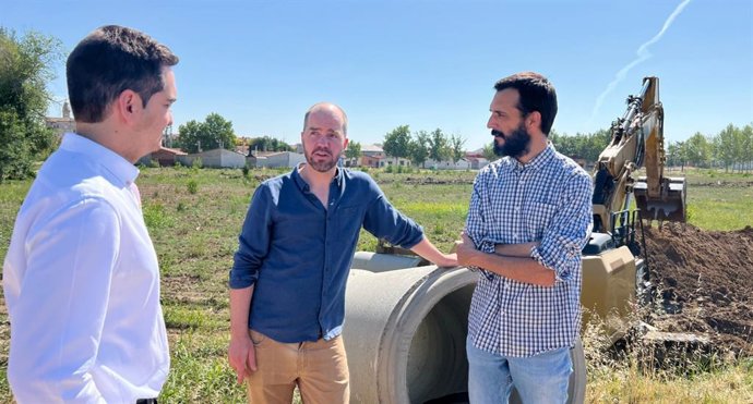 El alcalde de Pina de Ebro, Pablo Blanquet; Will Hewes, responsable de gestión del agua de Amazon, Will Hewes, y el, secretario de la Comunidad de Regantes de Pina de Ebro, Pablo Subías, visitan las obras de la tubería.
