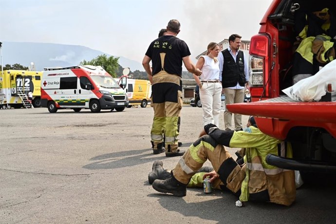 La presidenta de la Junta de Extremadura, María Guardiola, junto al consejero de Presidencia, Interior y Diálogo Social, Abel Bautista, en el Puesto de Mando Avanzado desplegado en Jarilla (Cáceres)
