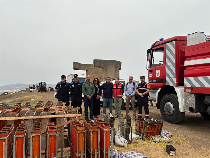 El presidente de Divertia Gijón, Oliver Suárez, la concejala de Seguridad Ciudadana y Emergencias en el Ayuntamiento de Gijón, Nuria Bravo, y Luis Brunchú, de Pirotecnia Zaragozana, presentan la Noche de los Fuegos de Begoña.