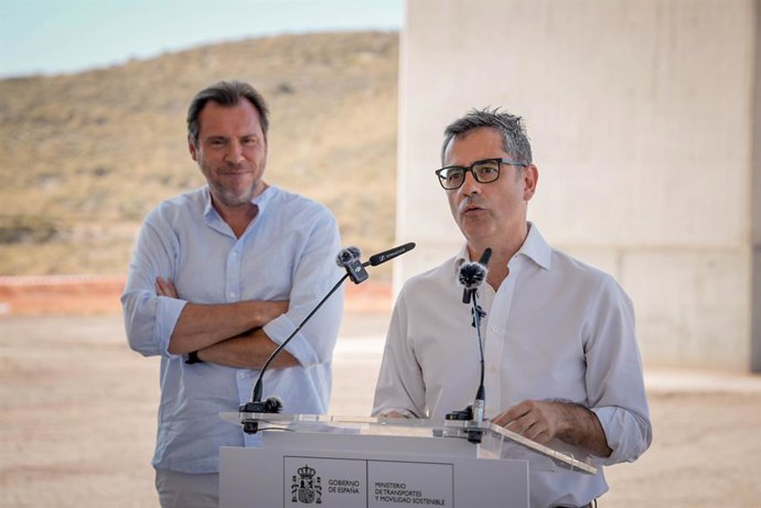 El ministro de Transportes y Movilidad Sostenible, Óscar Puente (i) junto al ministro de la Presidencia, Justicia y Relaciones con las Cortes, Félix Bolaños (d), durante la visita a las obras del Viaducto de los Feos. 