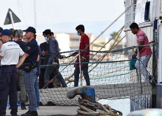 June 30, 2024, Catania: Migranti sbarcano dall''imbarcazione della ong ''Humanity1'' con a bordo 186 i migranti soccorsi al largo di Lampedusa, entra nel porto di Catania, 30 giugno 2024. // .Migrants desembark from the vessel of the NGO ''Humanity1'' car
