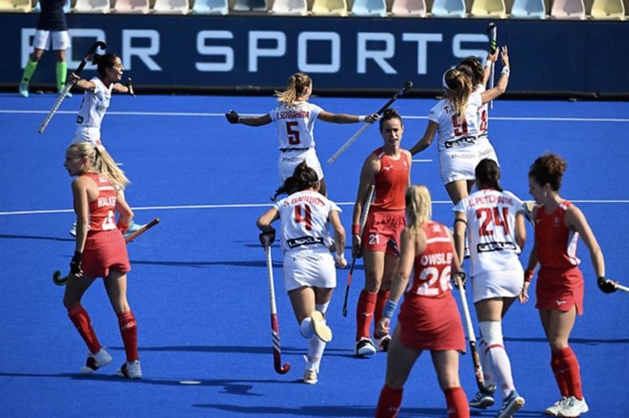 A equipe espanhola feminina de hóquei comemora um gol na vitória sobre a Inglaterra no Europeu 2025 em Mönchengladbach (Alemanha).