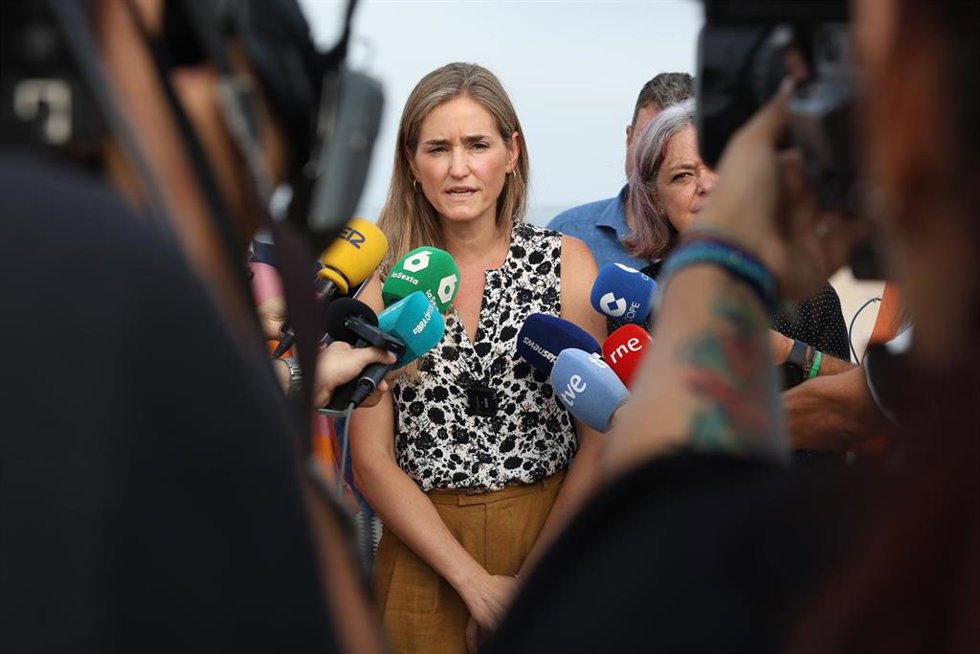 La vicepresidenta tercera y ministra para la Transición Ecológica, Sara Aagesen, el miércoles 6 de agoato en declaraciones a los medios en San Fernando (Cádiz). ARCHIVO