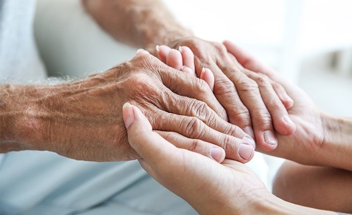 Archivo - Manos de una persona joven y una persona mayor en una foto de archivo de la Coordinadora.