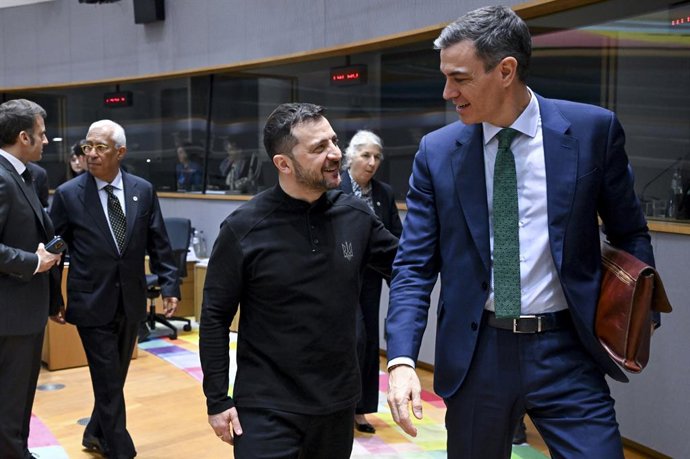 Archivo - El presidente del Gobierno, Pedro Sánchez (d) y el presidente de Ucrania, Volodimir Zelenski (i), conversan durante la reunión extraordinaria del Consejo Europeo, a 6 de marzo de 2025, en Bruselas (Bélgica).