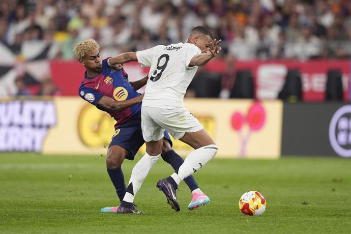 Archivo - Kylian Mbappé y Lamine Yamal