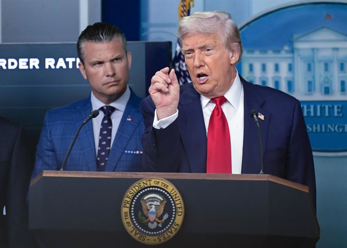 11 de agosto de 2025, Washington, Distrito de Columbia, EUA: O presidente dos Estados Unidos, Donald J. Trump, gesticula durante uma coletiva de imprensa na Sala de Imprensa James S. Brady da Casa Branca em Washington, DC, EUA, na segunda-feira, 11 de ago