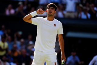 Archivo - 13 July 2025, United Kingdom, London: Spanish tennis player Carlos Alcaraz celebrates after winning a point against Italy's Jannik Sinner during their Gentlemen's Singles Final on day fourteen of the 2025 Wimbledon Championships at the All Engla