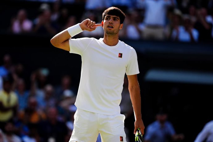 Archivo - 13 July 2025, United Kingdom, London: Spanish tennis player Carlos Alcaraz celebrates after winning a point against Italy's Jannik Sinner during their Gentlemen's Singles Final on day fourteen of the 2025 Wimbledon Championships at the All Engla