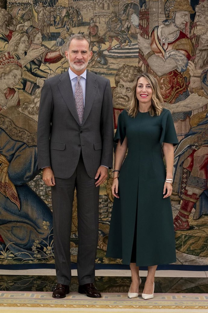 Archivo - El Rey Felipe VI posa junto a la presidenta de la Junta de Extremadura, María Guardiola, en el Palacio de la Zarzuela