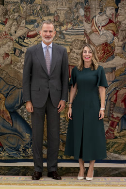 Archivo - El Rey Felipe VI posa junto a la presidenta de la Junta de Extremadura, María Guardiola, en el Palacio de la Zarzuela, a 22 de septiembre de 2023, en Madrid (España). Don Felipe recibe hoy a María Guardiola tras su reciente nombramiento como pre