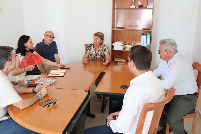 Crespín (izda., centro), durante su visita al centro de Disgenil.