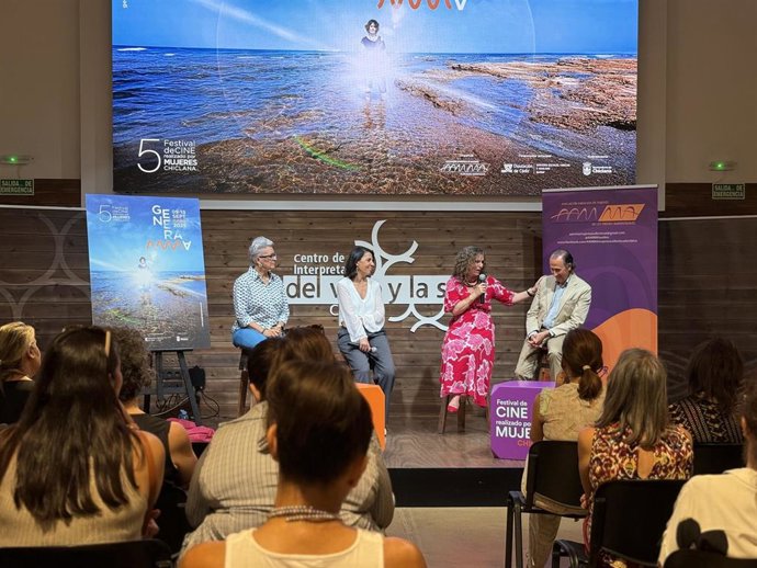 Archivo - La responsable de Igualdad y Diversidad en la Diputación, Susana Sánchez Toro, José María Román Guerrero, alcalde de Chiclana, Pilar Crespo, presidenta de la Aamma, y Oliva Acosta, directora de Generamma, en la presentación del festival.