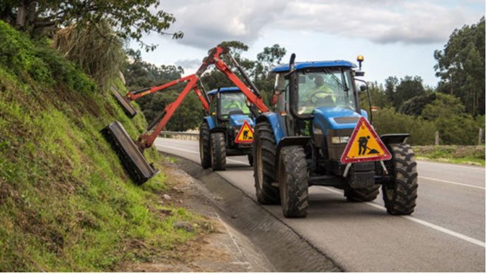 Archivo - Trabajos de desbroces en carreteras.