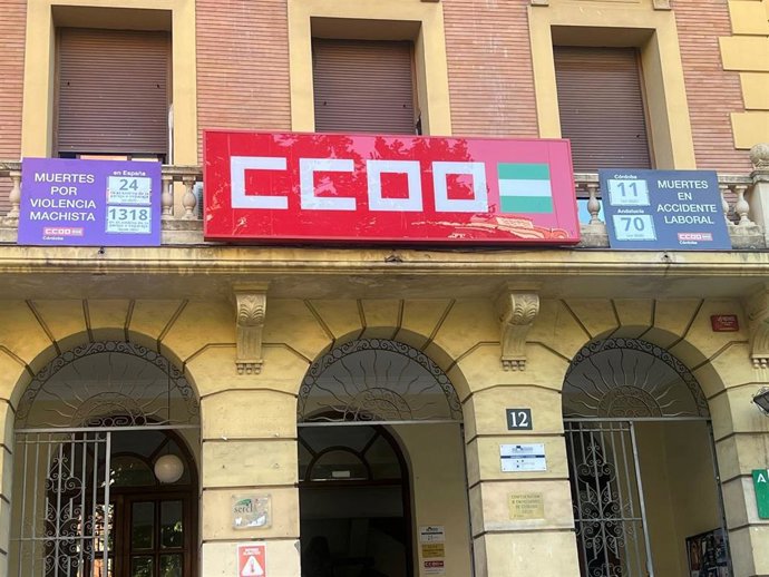 CCOO Córdoba instala en su fachada dos contadores de víctimas mortales, por accidente laboral y por violencia machista.