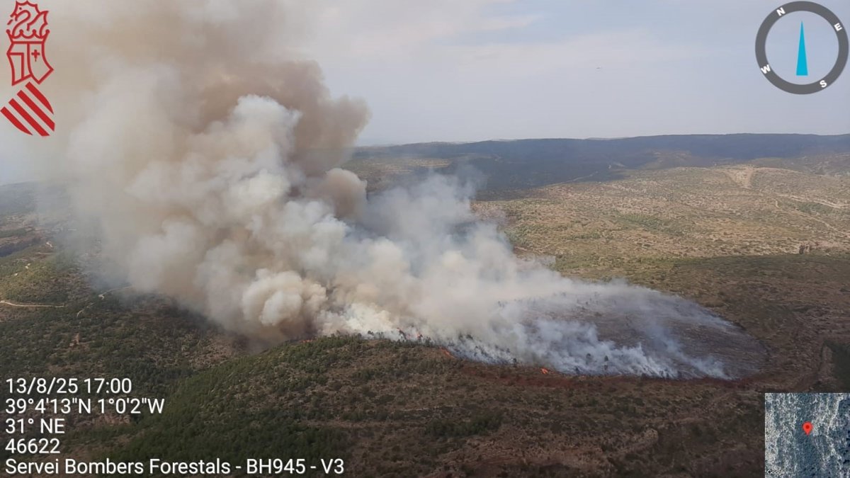 Desalojan dos pedanías por el incendio forestal de Teresa de Cofrentes