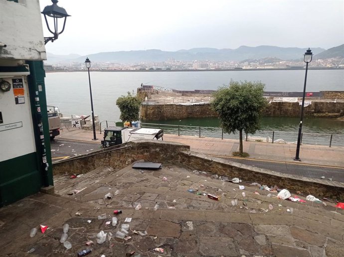 Labores de limpieza tras una jornada de fiestas en el Puerto Viejo de Algorta, en Getxo (Bizkaia)
