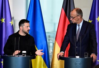 13 August 2025, Berlin: German Chancellor Friedrich Merz (L) speaks with the Ukrainian President Volodymyr Zelensky. Zelensky is taking part in virtual consultations with European heads of state and government in view of the meeting between US President T